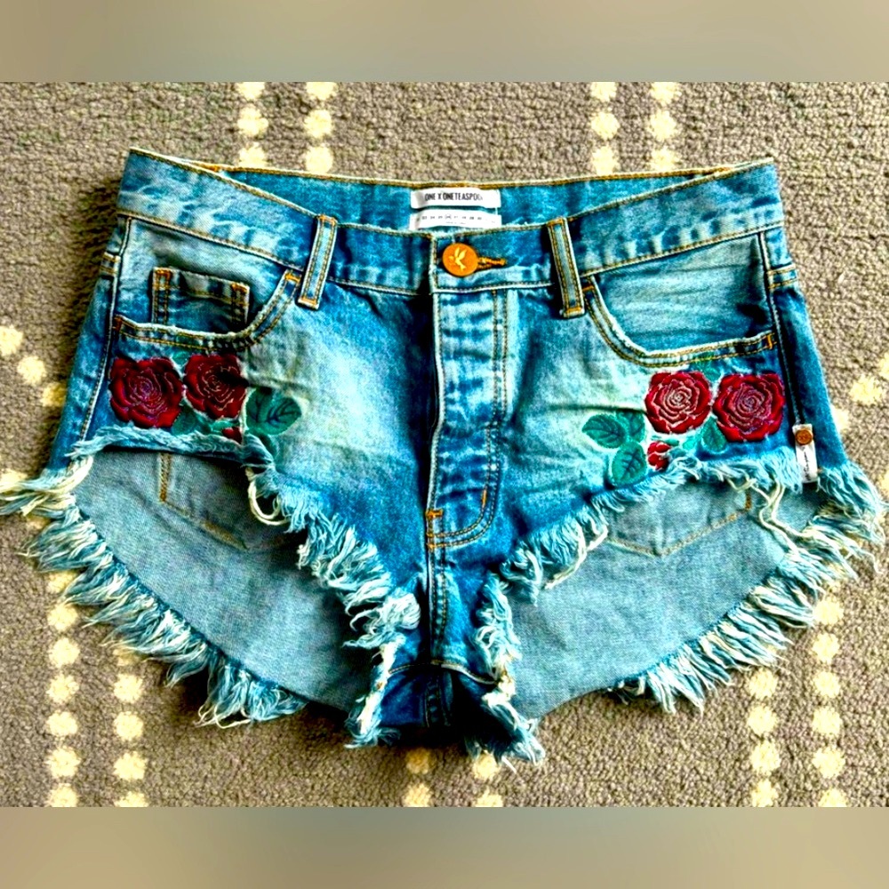 One Teaspoon Embroidered Rose Shorts. “Rollers”. Low waist, long rise, raw hem. - Picture 6 of 9